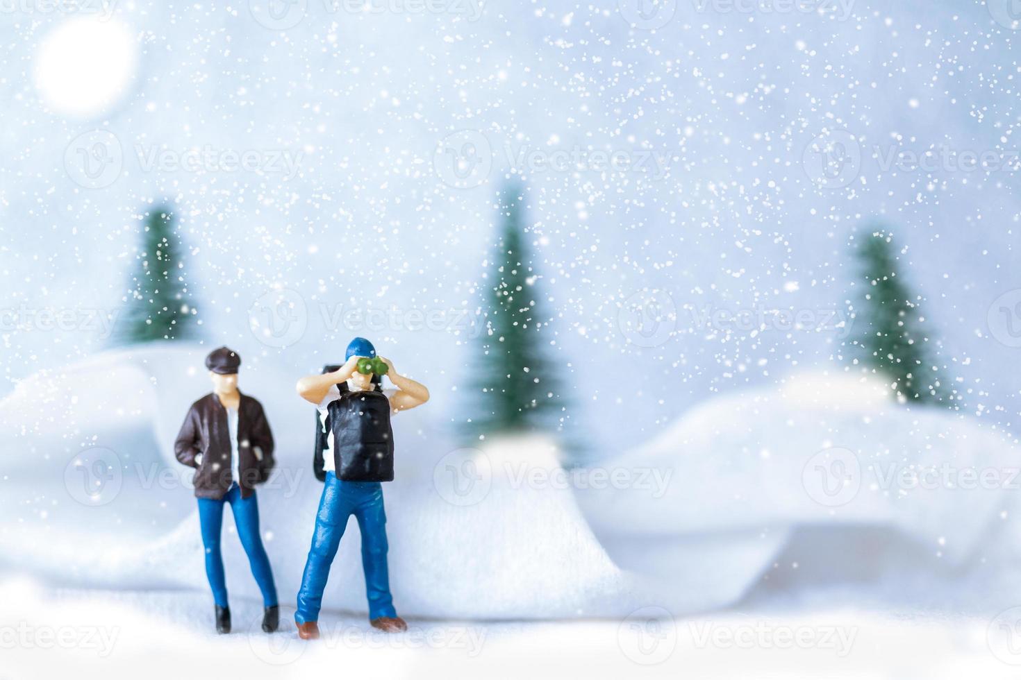 miniatyr- människor backpacker resa i vinter- tid foto