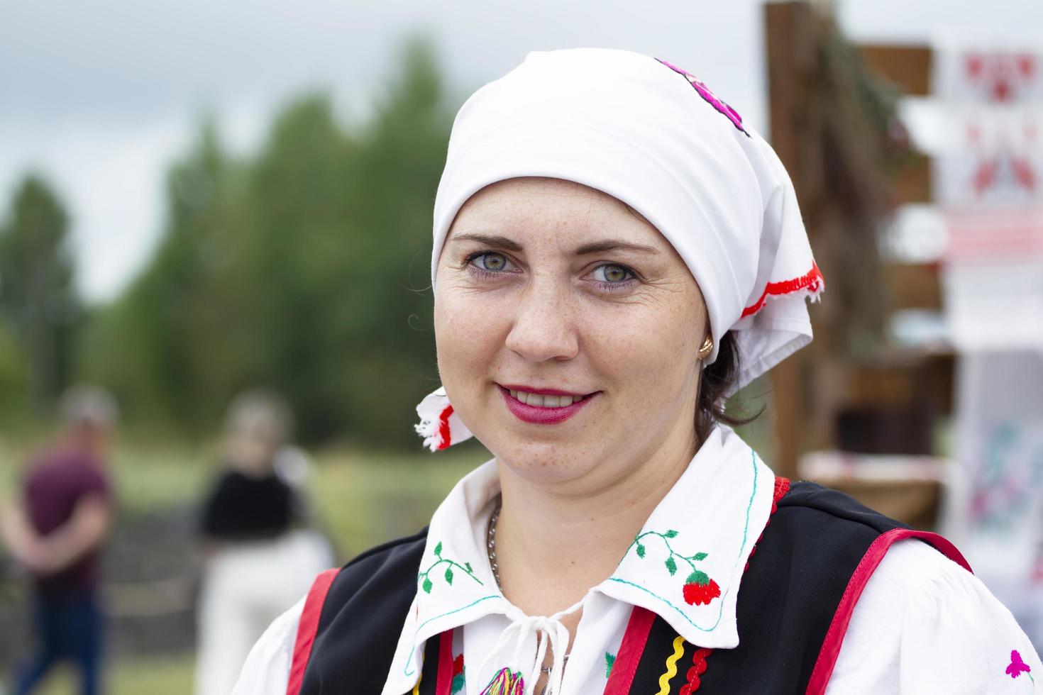 augusti 20, 2022.vitryssland, de by av lyaskovichi. Semester av vitryska kultur. porträtt av en vitryska kvinna i nationell kläder. foto
