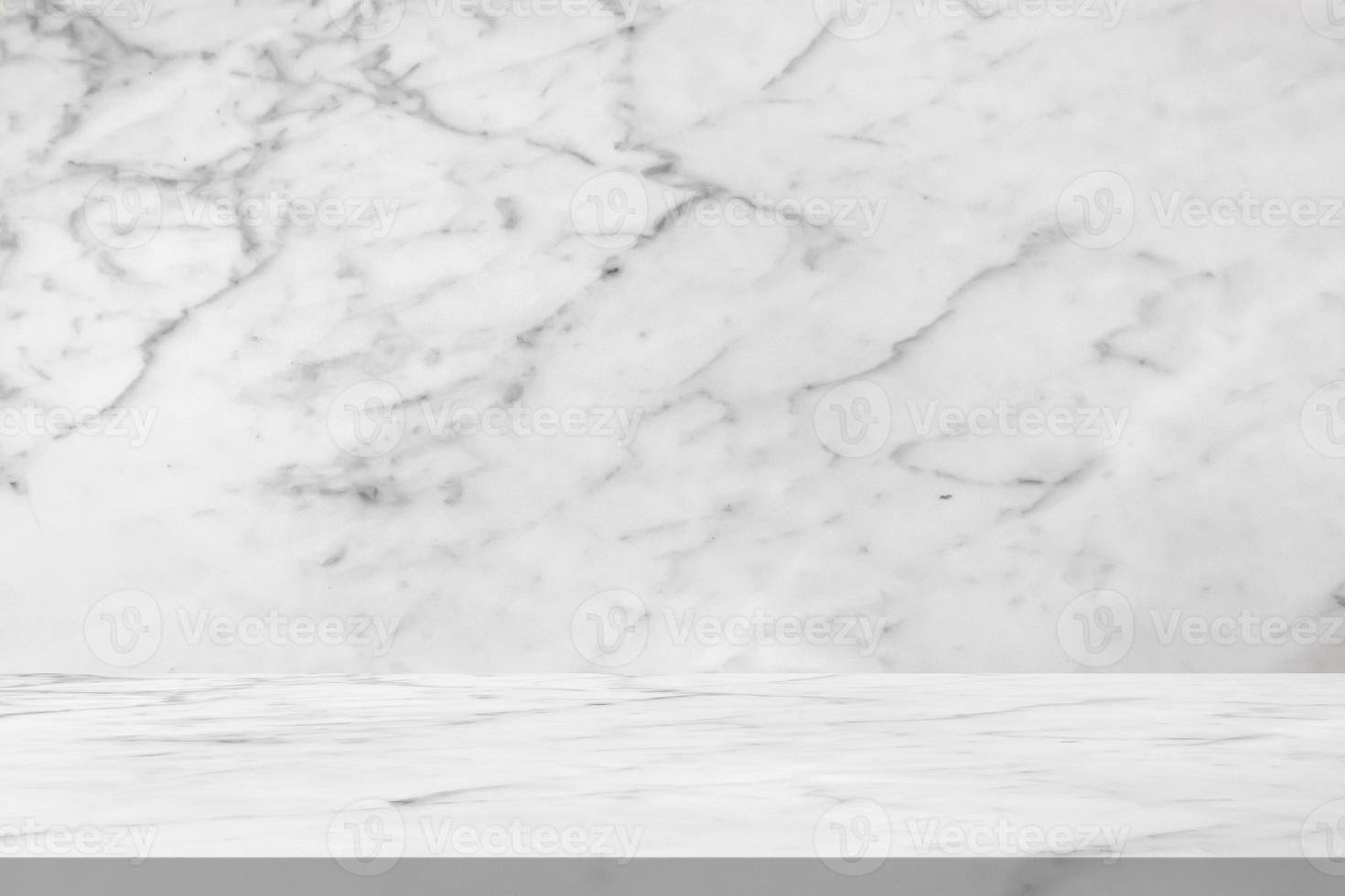 vit marmor tabell med naturlig vägg textur bakgrund för attrapp produkt visa mall foto