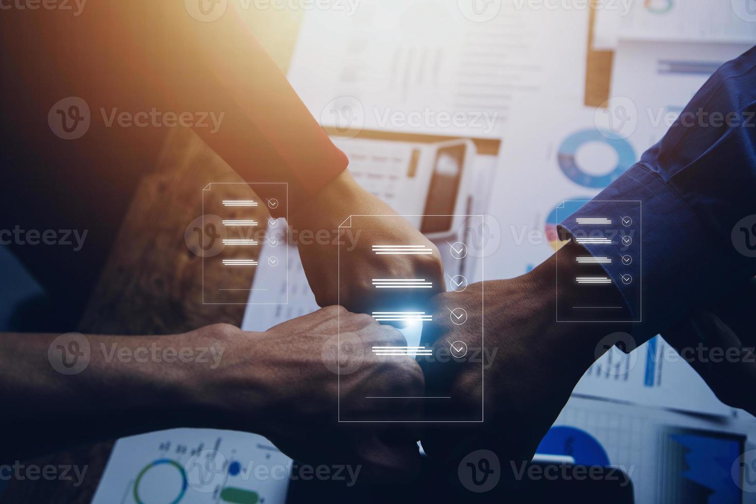 dokumentera förvaltning systemet dms. bedömning form, frågeformulär, checklista och Urklipp uppgift förvaltning. affärsman arbetssätt på bärbar dator dator produktivitet checklista och fyllning undersökning form uppkopplad. foto