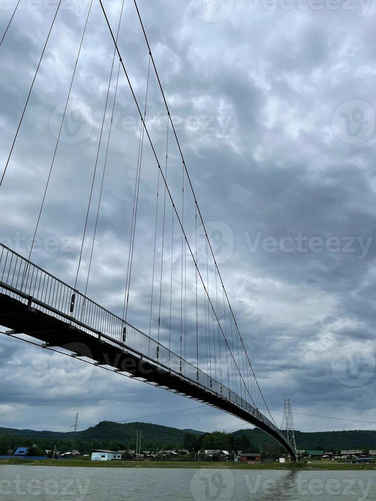 suspension bro över de irkut flod i de by av shamanka, irkutsk område, ryssland foto