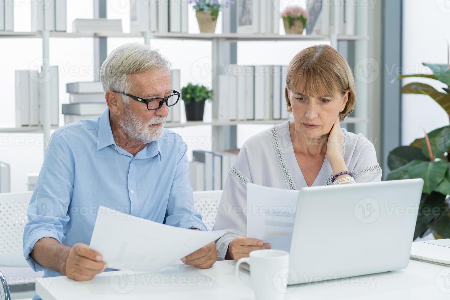 betonade Make, fru senior par äldre familj, caucasian mogna, pensionerad Beräkna budget från faktura, bekostnad eller räkningen, Nej pengar till betala. inteckning, lån orsakar skuld, konkurs av finansiell. foto