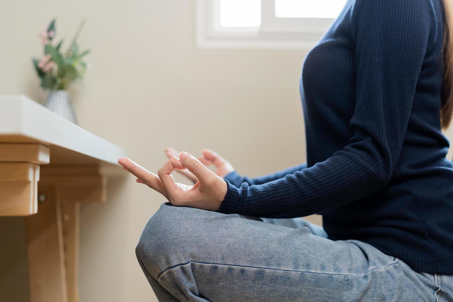 hand av mental balans, asiatisk ung kvinna, flicka öva Sammanträde yoga i lotus placera, mediterar lugna utgör för meditation, övning för välbefinnande, friska vård. avslappning, fritid människor livsstil foto