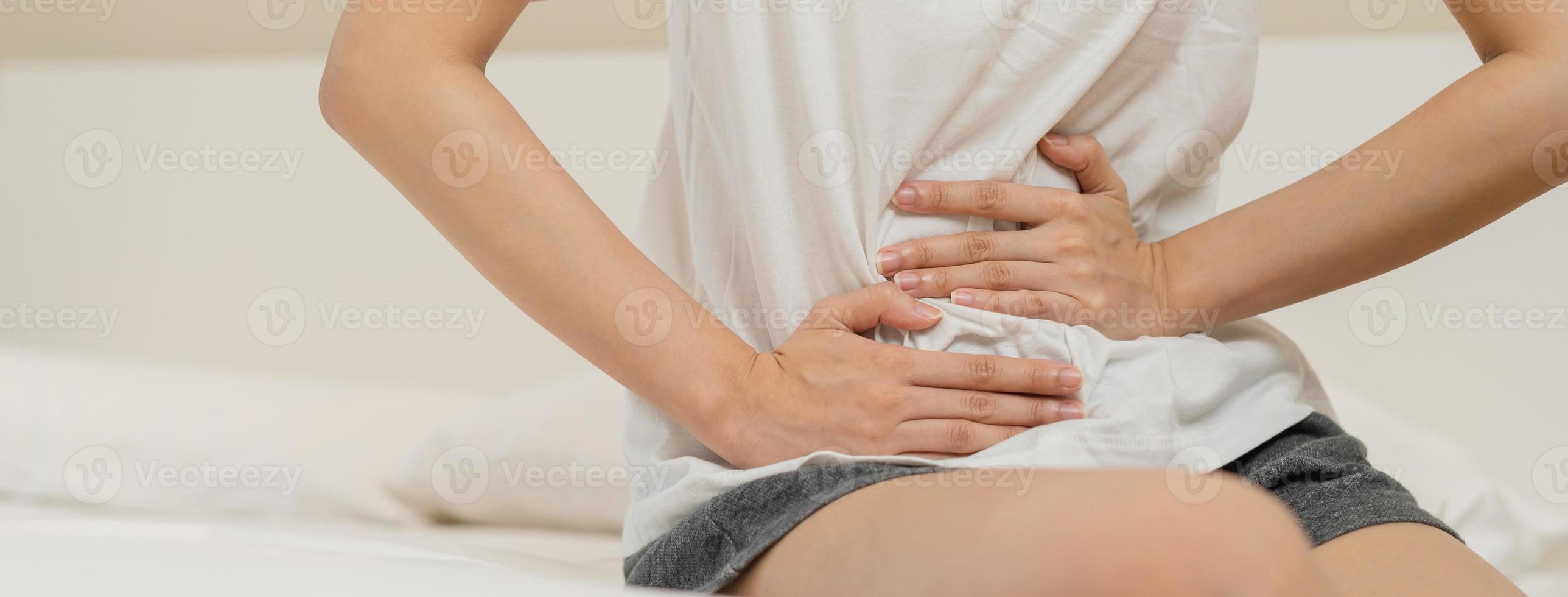 flatulens ulcus, asiatisk ung kvinna, flicka händer i mage, mage värk från mat förgiftning, abdominal smärta och matsmältnings problem, gastrit eller diarre. buk inflammation, menstruations- period människor foto