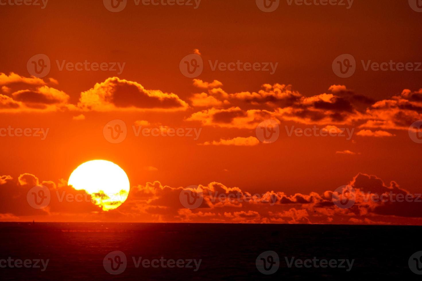 solnedgång över havet foto