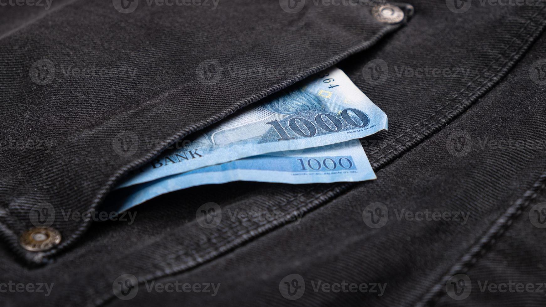 pengar i en jeansficka, koncept för finansiella kostnader foto