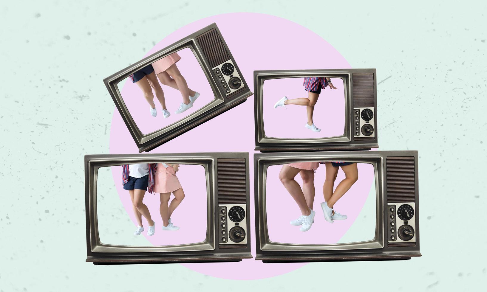 konst collage, massor av retro tv-apparater med kvinnors ben på en ljus bakgrund. foto