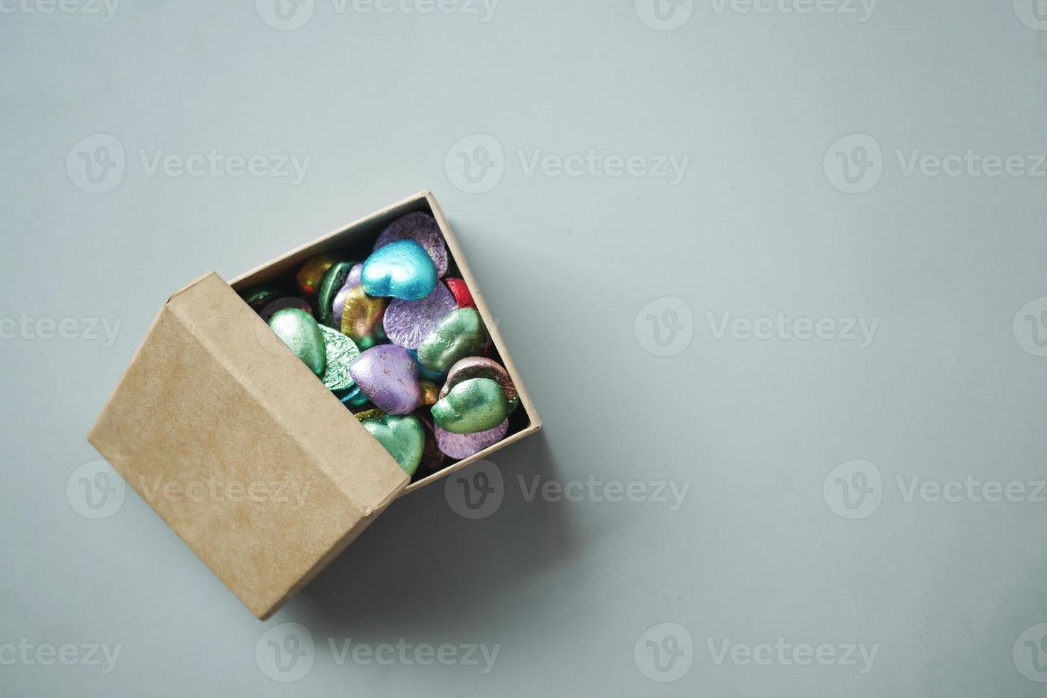 topp se av choklad i en låda på grå bakgrund foto