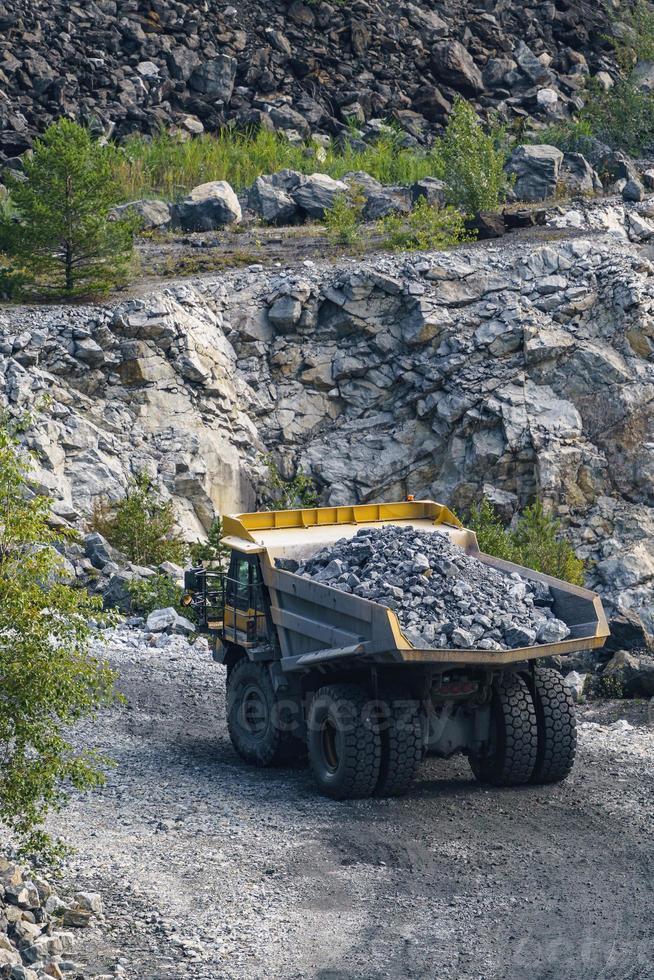 dumpa lastbil i kalksten brytning, tung maskineri. brytning i de stenbrott. foto