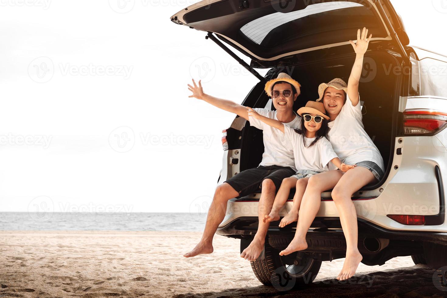 familj med bil resa körning väg resa sommar semester i bil i de solnedgång, pappa, mamma och dotter Lycklig reser njut av högtider och avslappning tillsammans skaffa sig de atmosfär och gå till destination foto