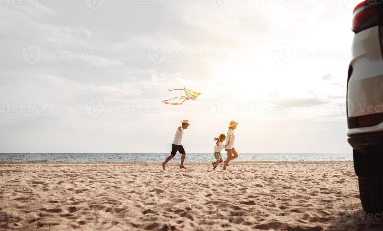 Lycklig familj med bil resa väg resa. sommar semester i bil i de solnedgång, pappa, mamma och dotter Lycklig reser njut av tillsammans körning i högtider, människor livsstil rida förbi bil. foto