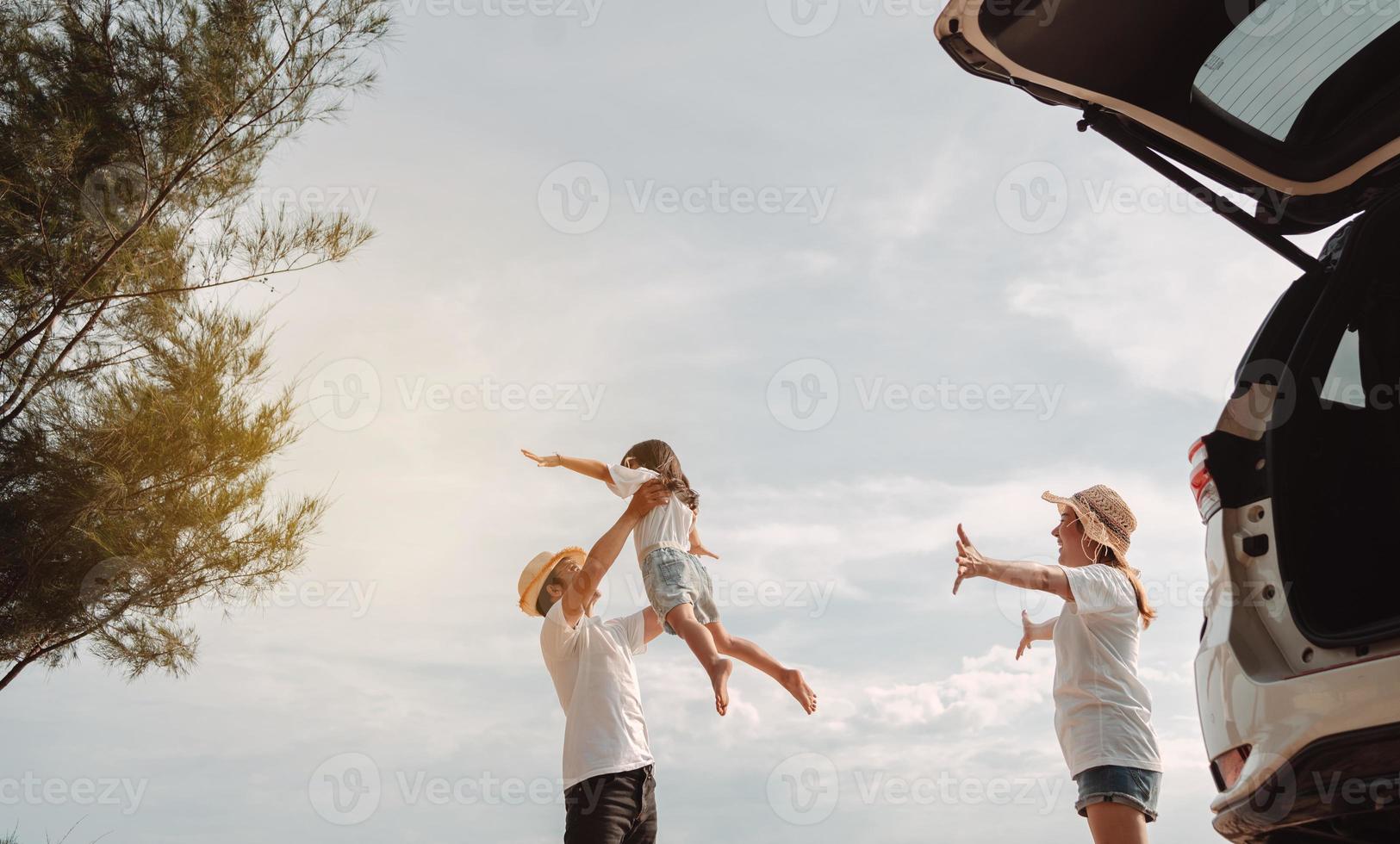 Lycklig familj med bil resa väg resa. sommar semester i bil i de solnedgång, pappa, mamma och dotter Lycklig reser njut av tillsammans körning i högtider, människor livsstil rida förbi bil. foto