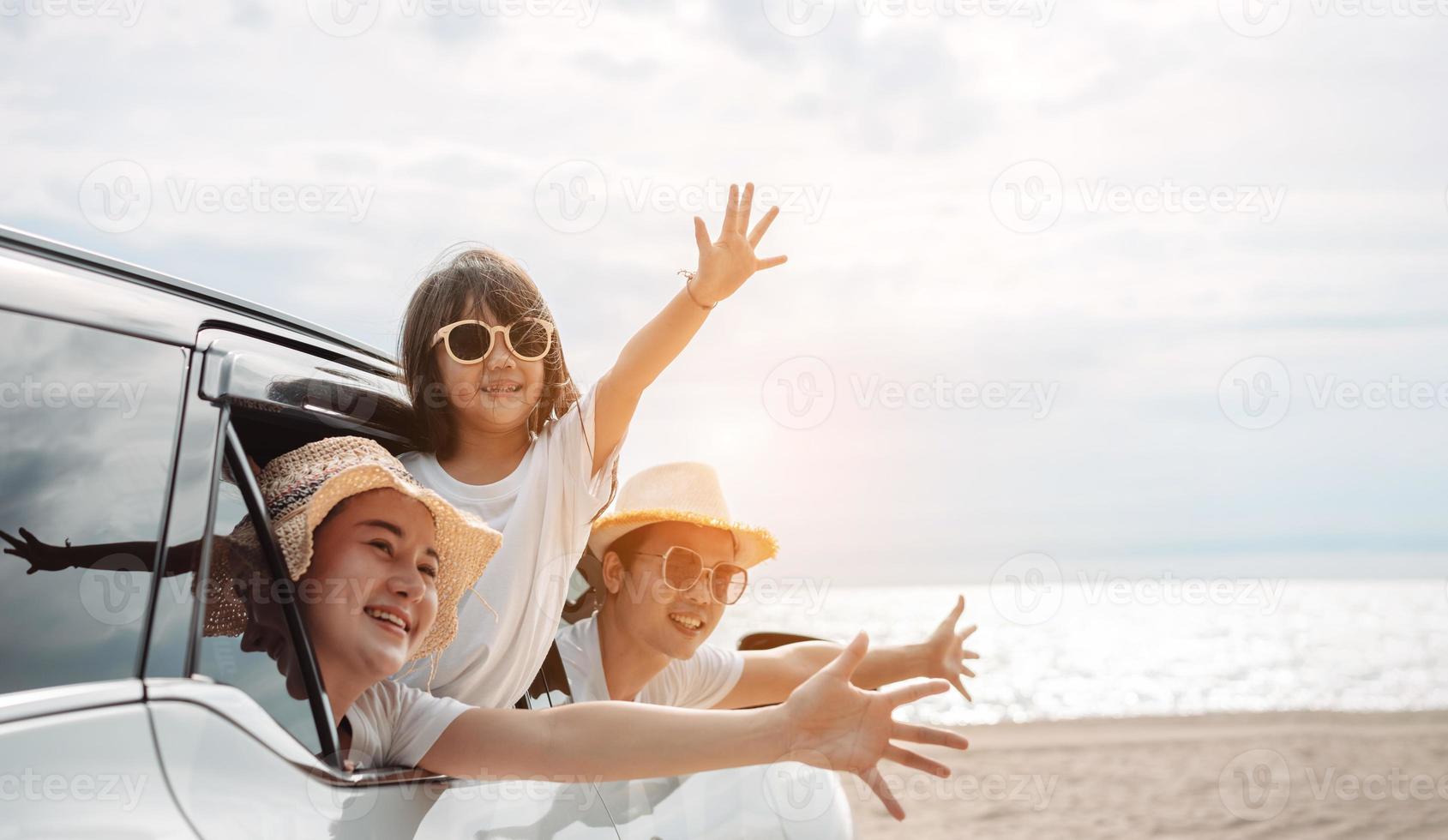 halvkombi bil resa körning väg resa av familj sommar semester i bil på solnedgång, tjejer Lycklig reser njut av högtider och avslappning tillsammans skaffa sig de atmosfär och gå till destination foto