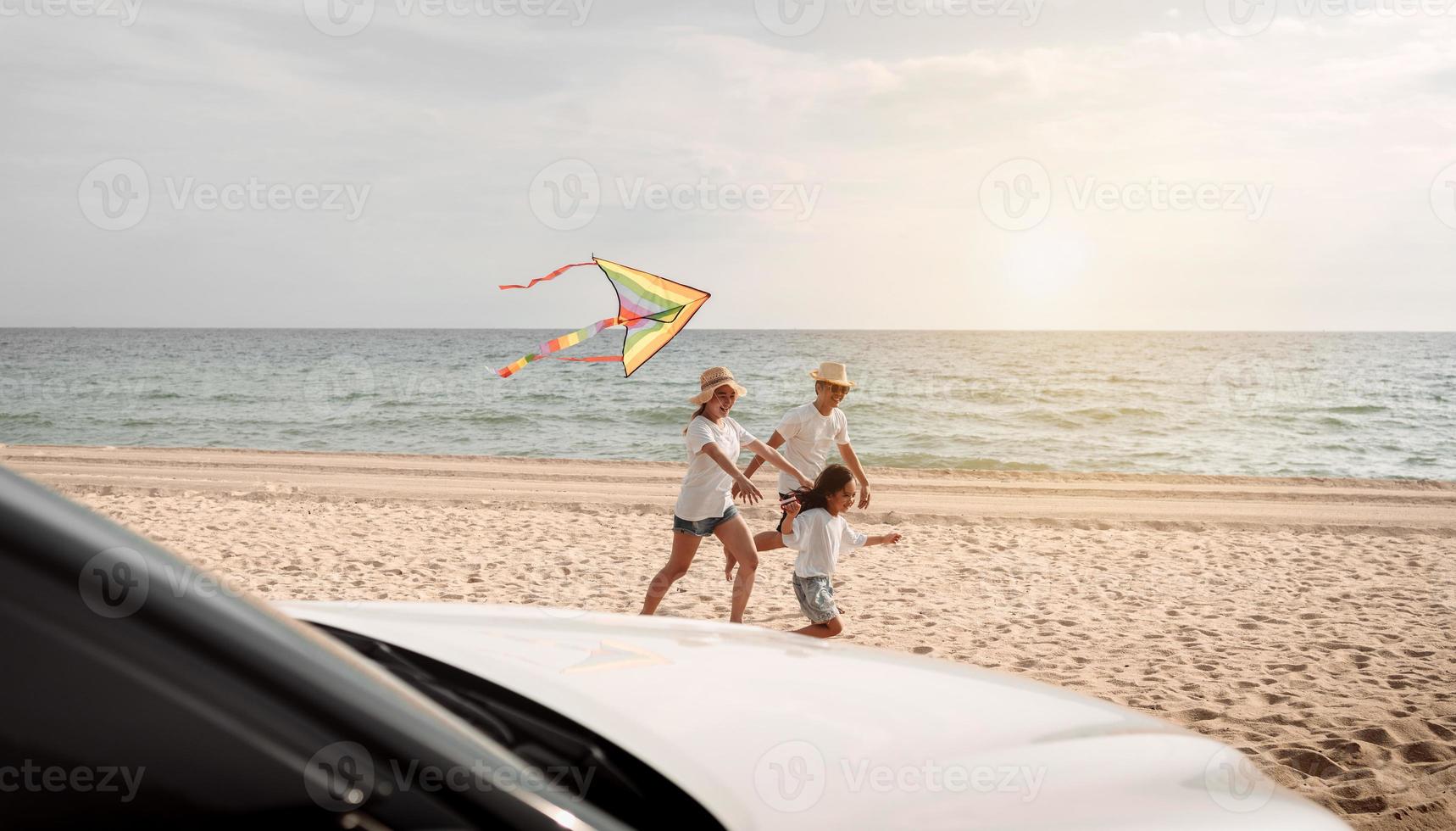 Lycklig familj med bil resa väg resa. sommar semester i bil i de solnedgång, pappa, mamma och dotter Lycklig reser njut av tillsammans körning i högtider, människor livsstil rida förbi bil. foto