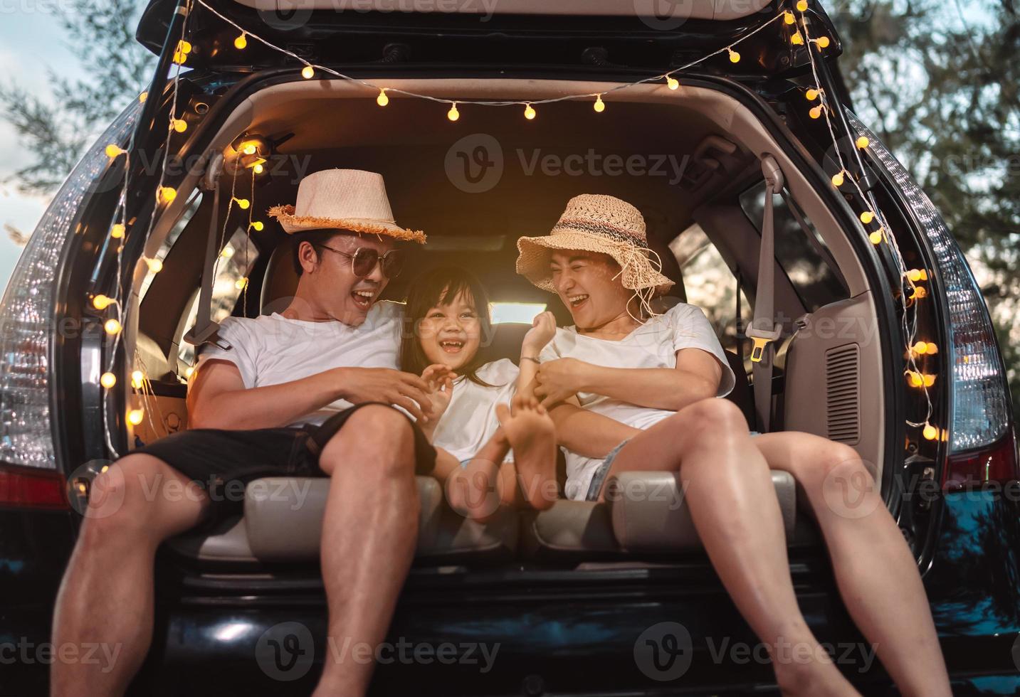 Lycklig familj med bil resa och camping väg resa. sommar semester i bil i de solnedgång, pappa, mamma och dotter Lycklig reser njut av tillsammans körning i högtider, människor livsstil rida förbi bil. foto