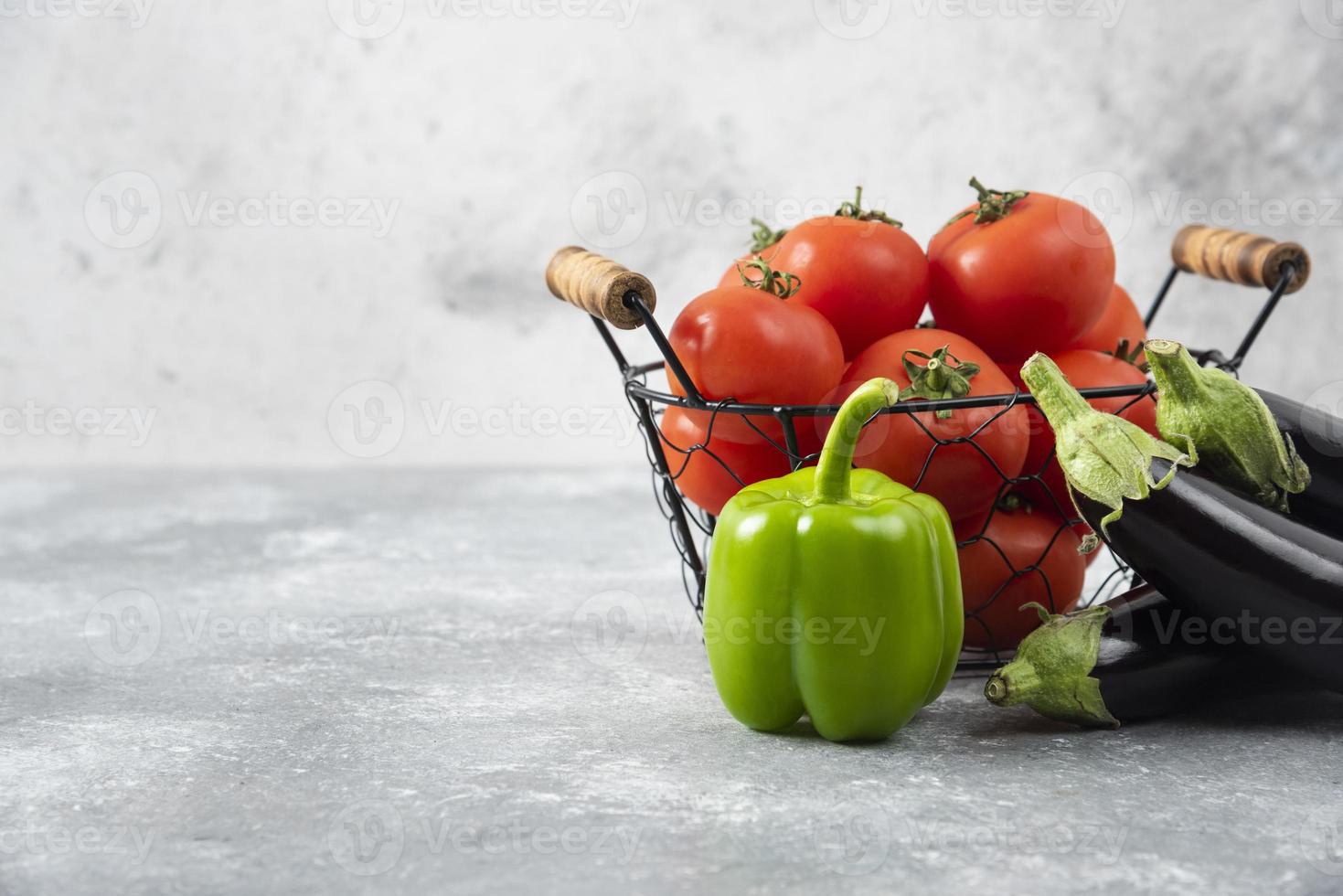 färska mogna grönsaker som placeras på ett stentabell foto
