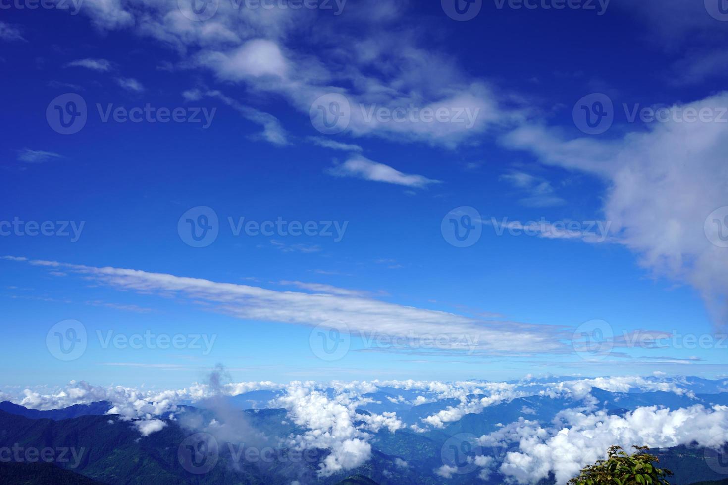 silke rutt klar väder med blå himmel foto