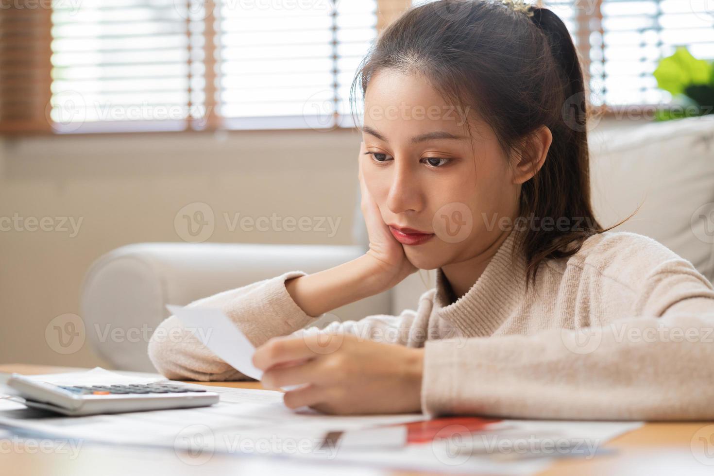 finansiell skyldig asiatisk ung kvinna, flicka Sammanträde lida, betonade och förvirrad förbi Beräkna bekostnad från faktura eller räkningen, ha Nej pengar till betala, inteckning eller lån. skuld, konkurs eller konkurs begrepp. foto