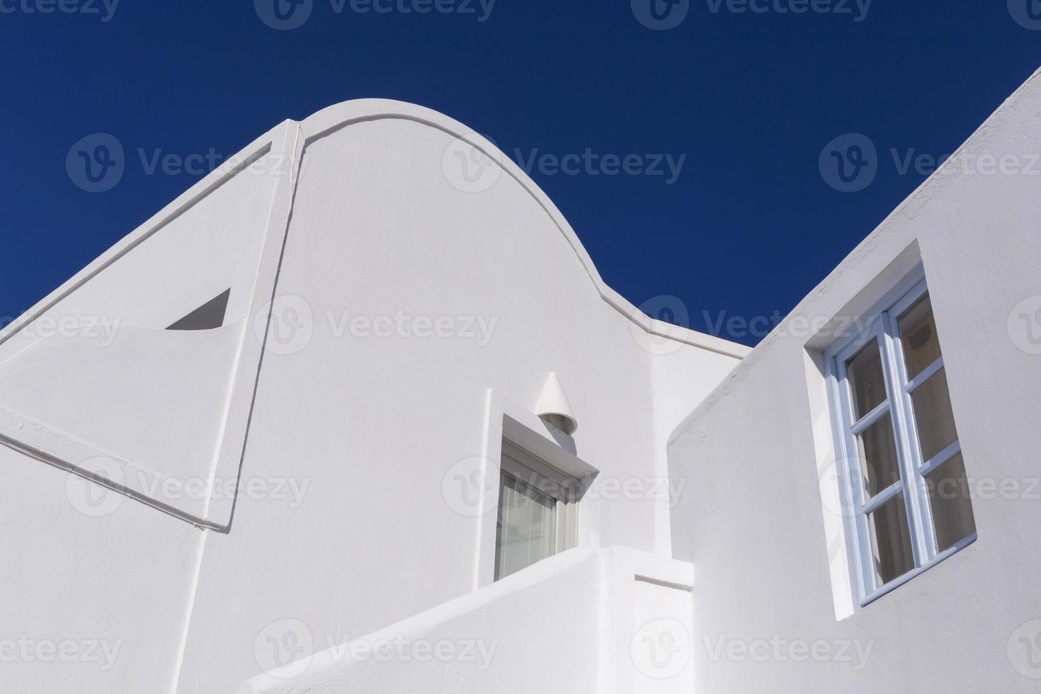 vit byggnad på santorini ö i grekland mot blå himmel foto