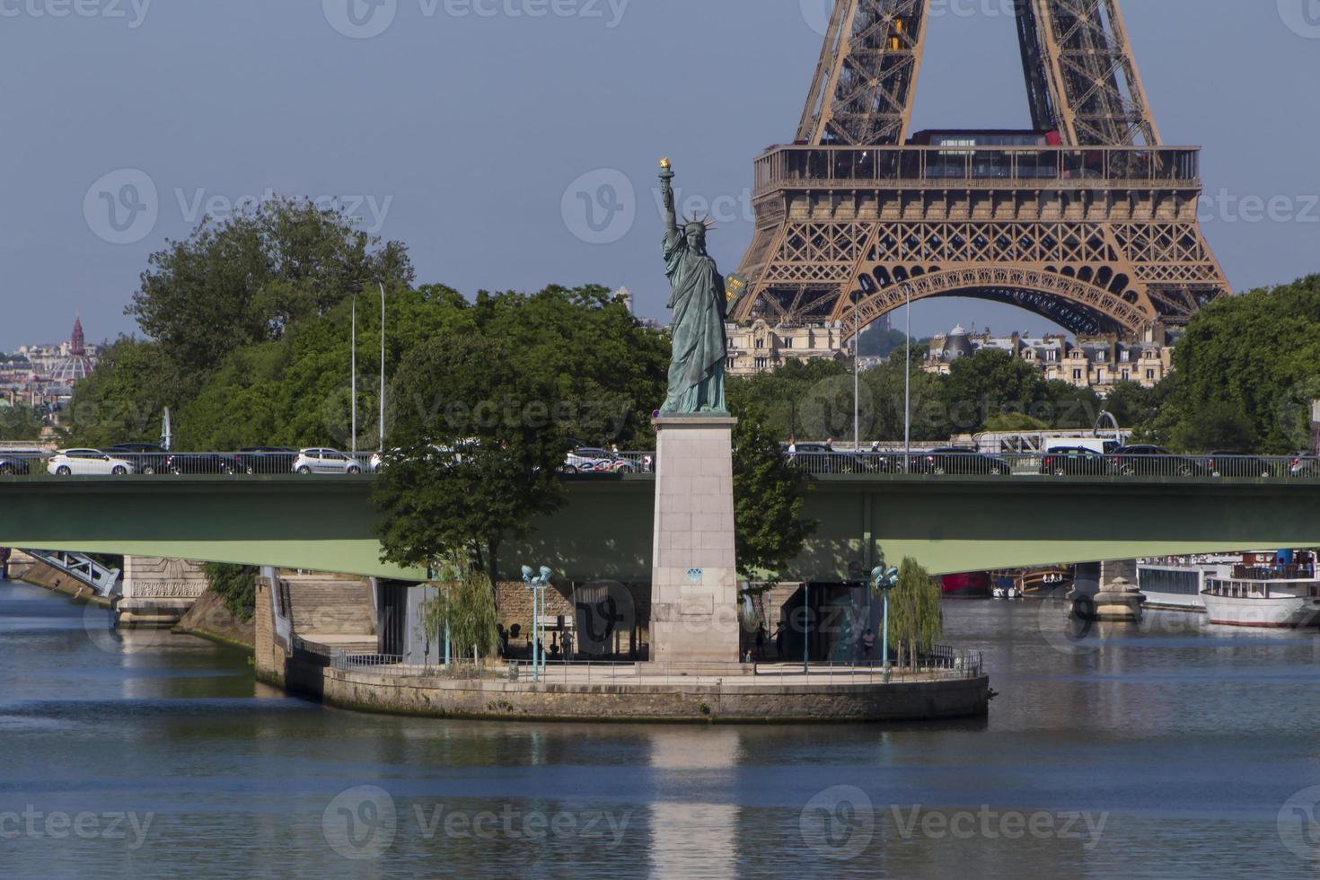 syn av paris med staty av frihet och eiffel torn foto