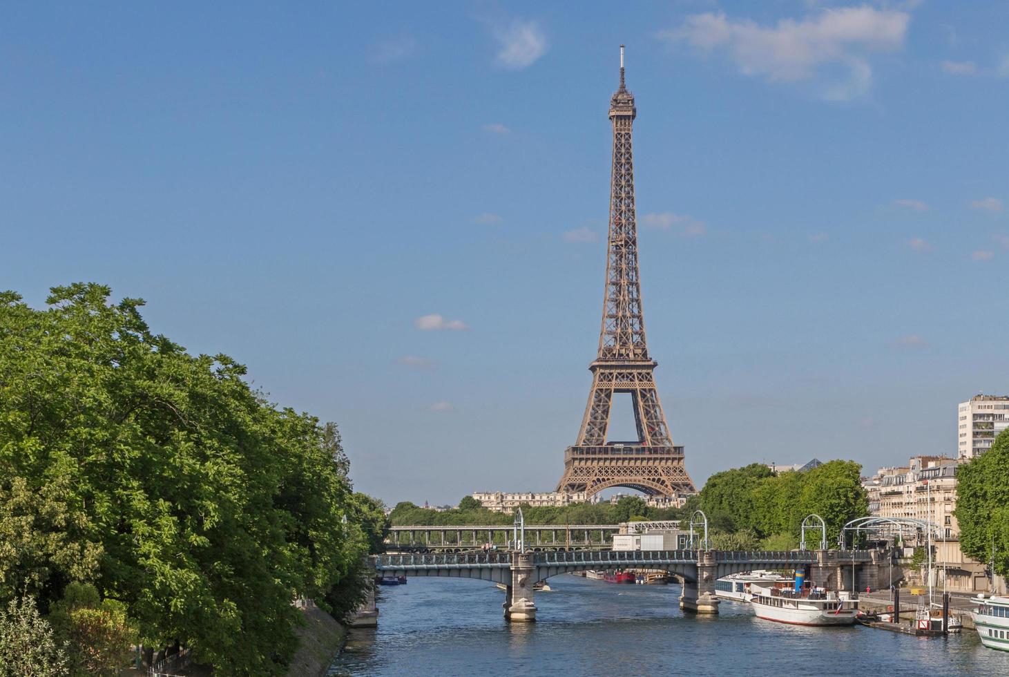 se på not flod och eiffel torn i paris foto