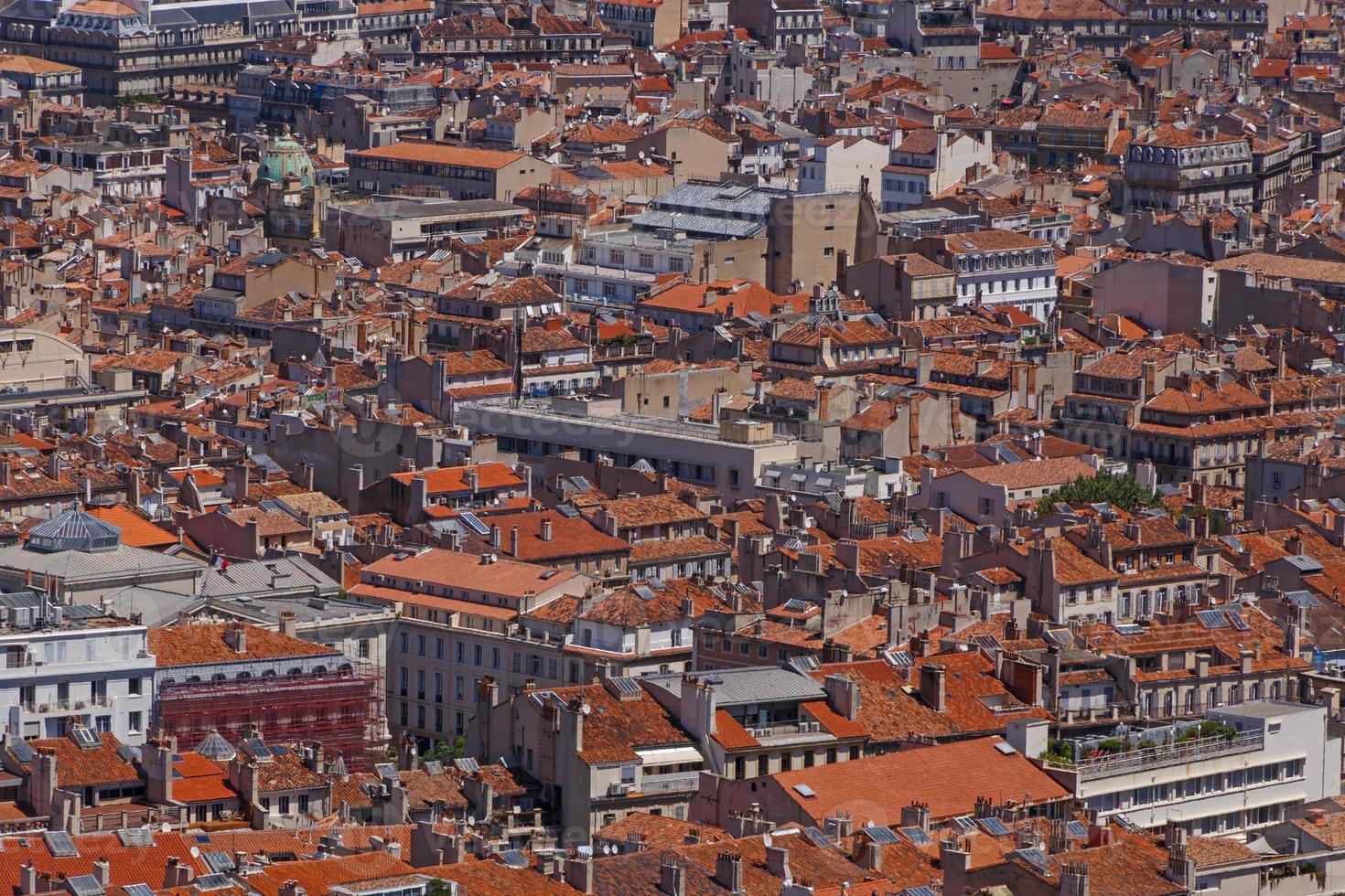 antenn se på röd tak av byggnader i marseille, Frankrike foto