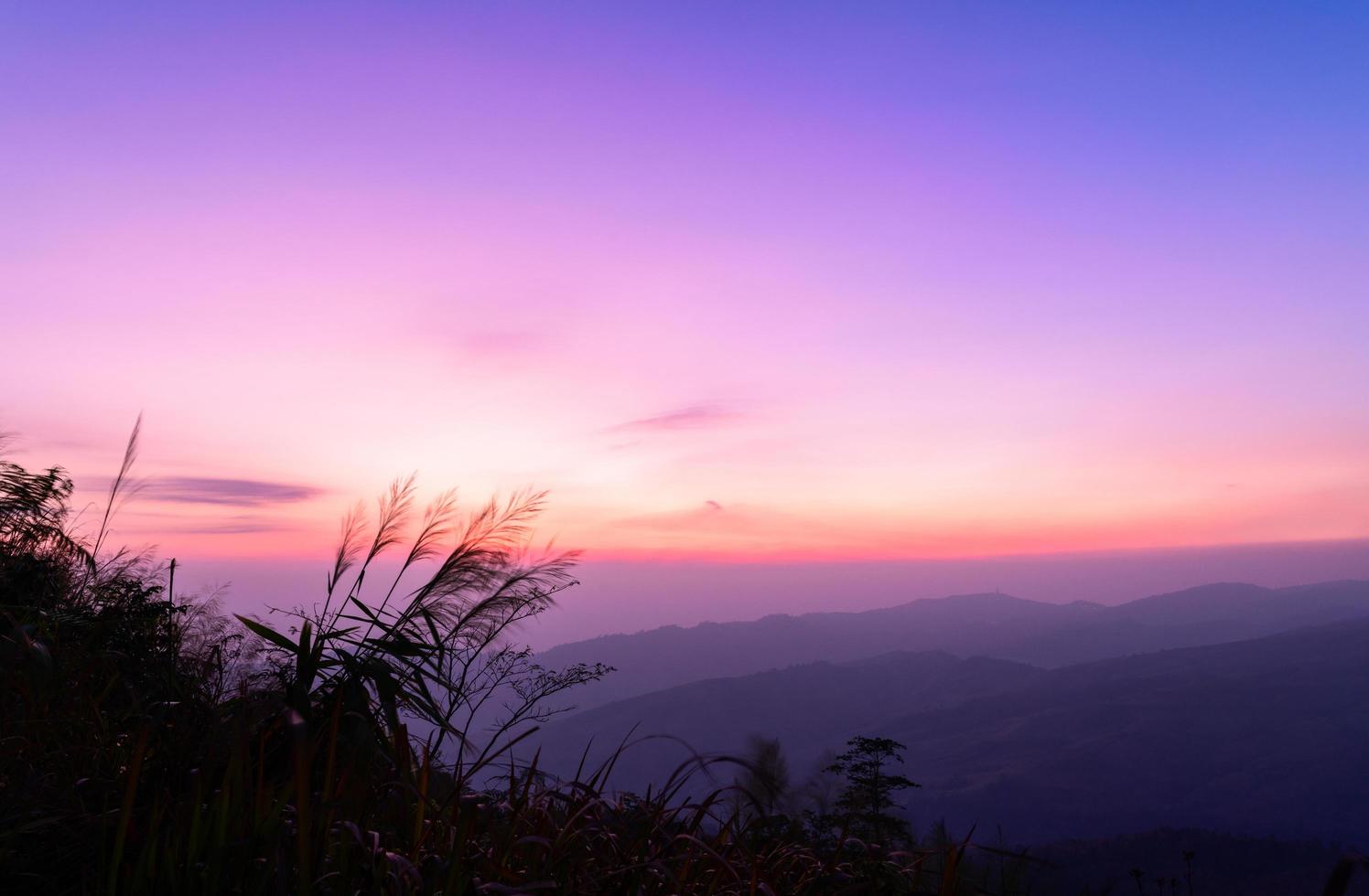 skön himmel innan soluppgång på berg på vinter- säsong foto