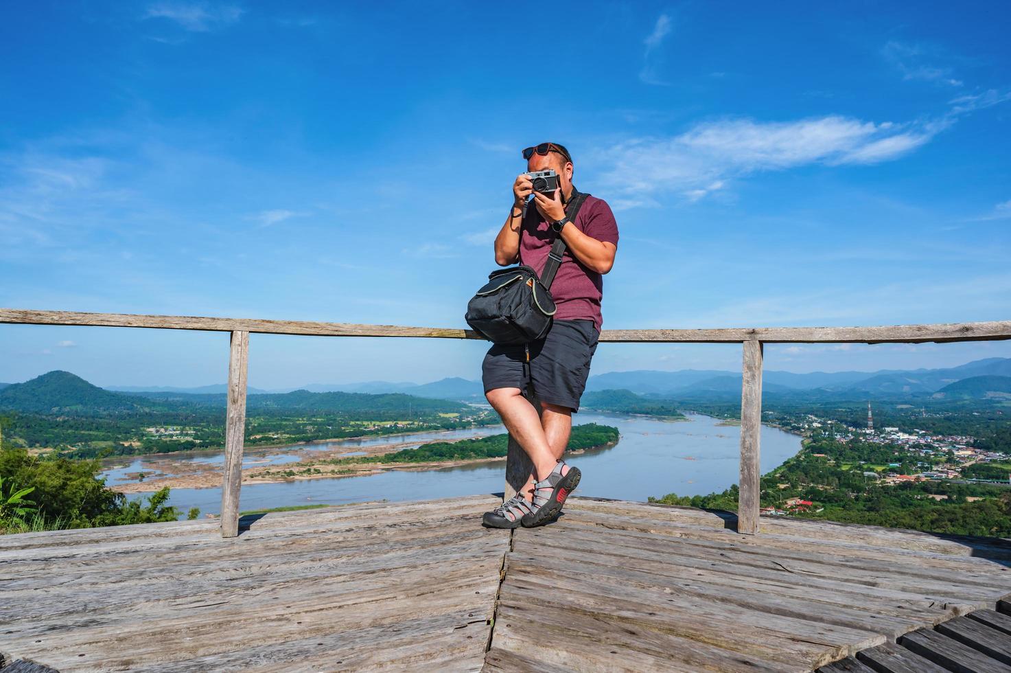 asiatisk fett kille med skön landskap se på phu lamduan på loei thailand.phu lamduan är en ny turist attraktion och synpunkt av mekong flod mellan thailand och loas. foto