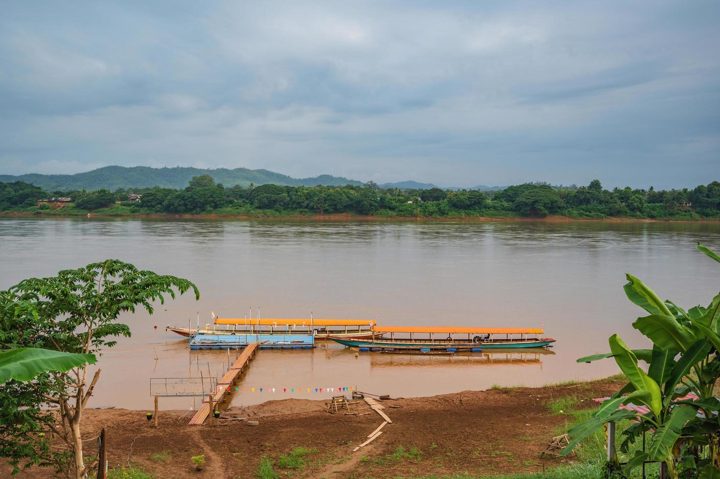 skön landskap av mekhong flod mellan thailand och laos från chiang khan distrikt.den mekong, eller mekong flod, är en gränsöverskridande flod i öst Asien och sydöst Asien foto