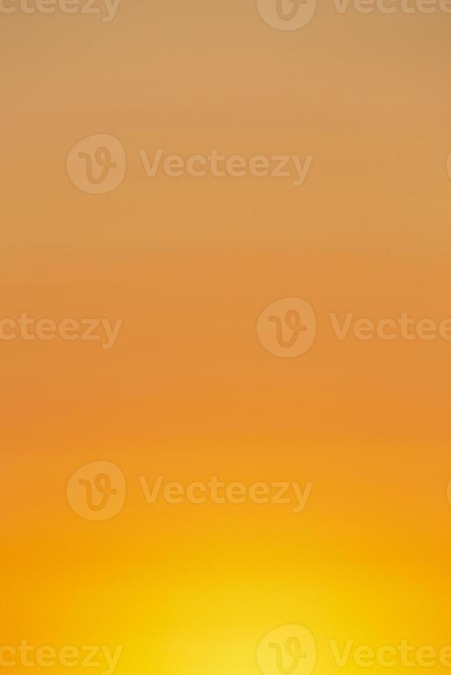 se på klar orange himmel på solnedgång foto