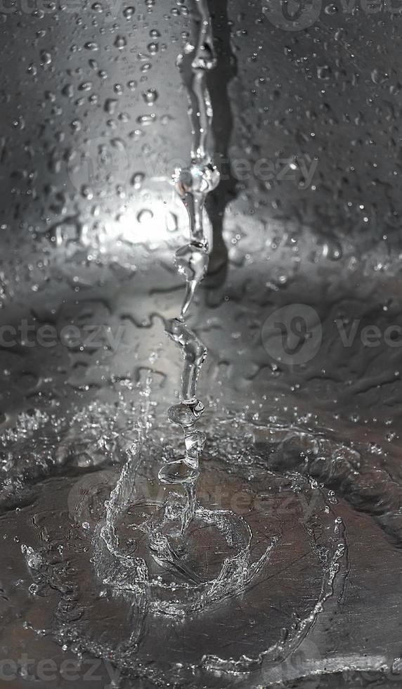 vatten droppar faller på slät yta hd bild foto