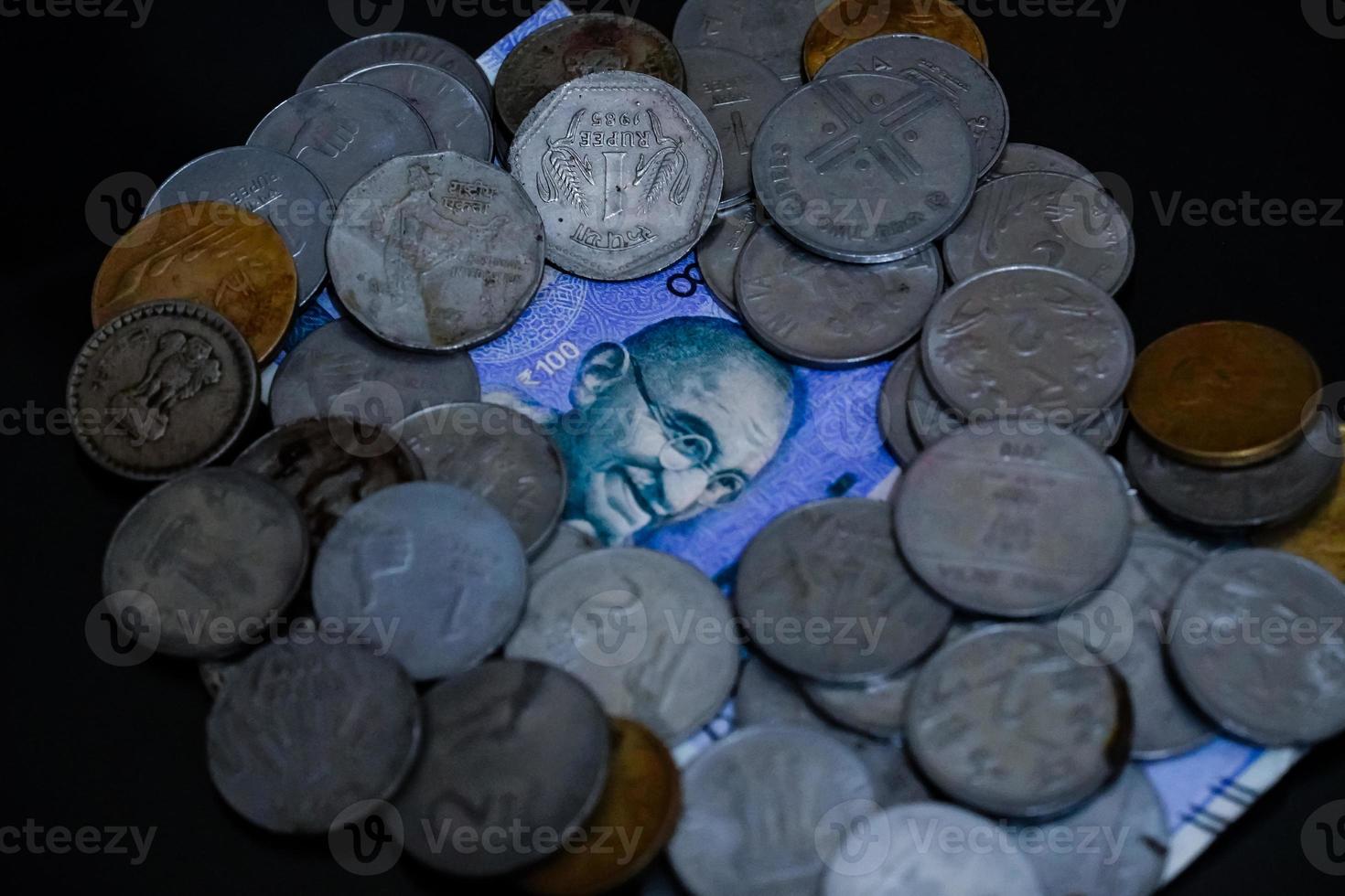 samling av indisk valuta mynt foto