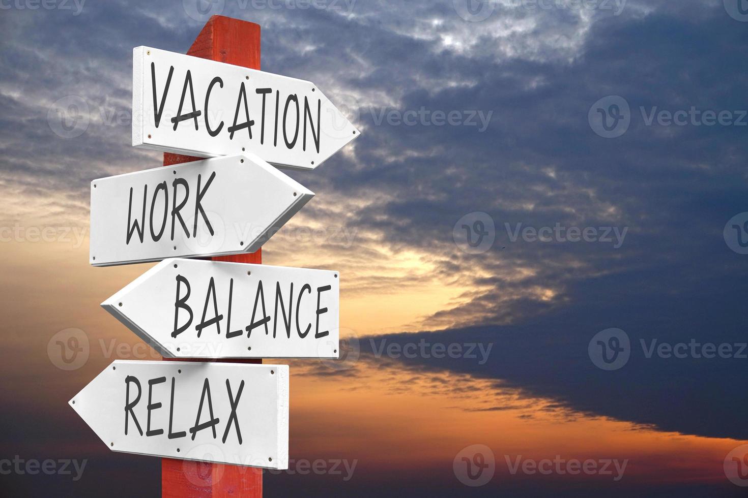 semester, arbete, balans, koppla av - trä- vägvisare med fyra pilar foto