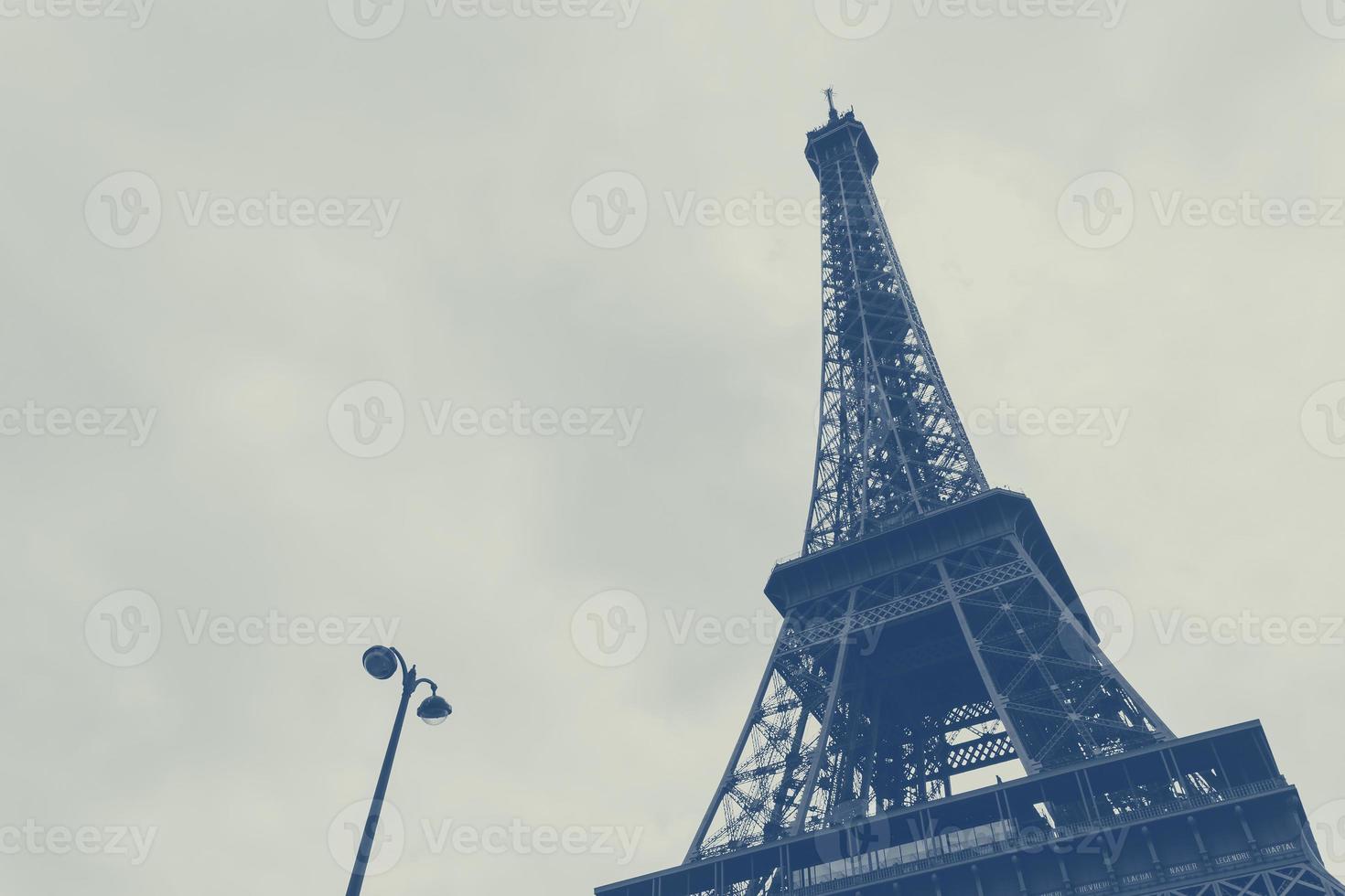 se på eiffel torn och gata lampa i paris foto