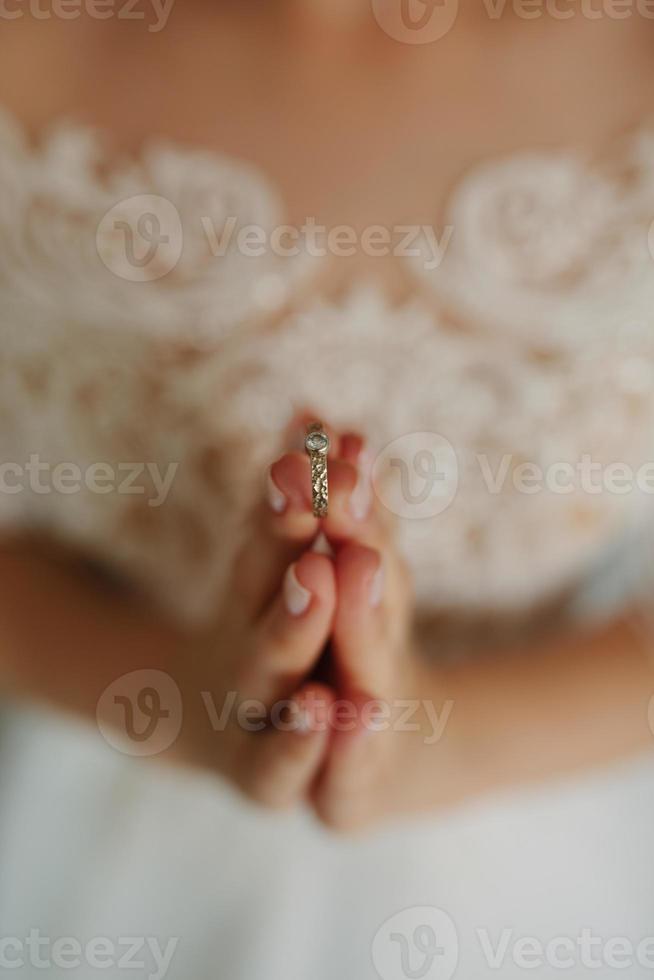 bröllop ringar mellan fingrar. foto