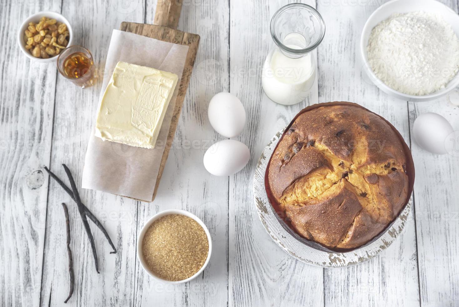 panettone med ingredienser foto