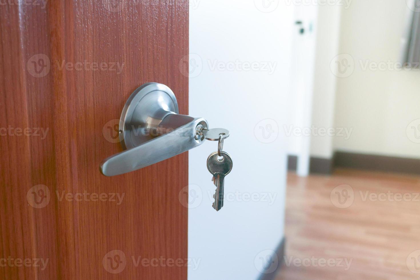metall dörr knopp och nycklar närbild, interiör dörr knopp i sovrum foto