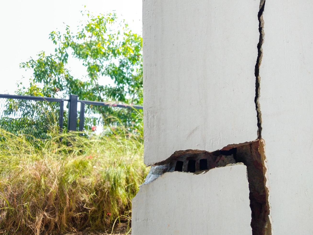 knäckt exteriör betong vägg de påverkan av jordskred, jordbävningar, geologi, låg standard konstruktion foto