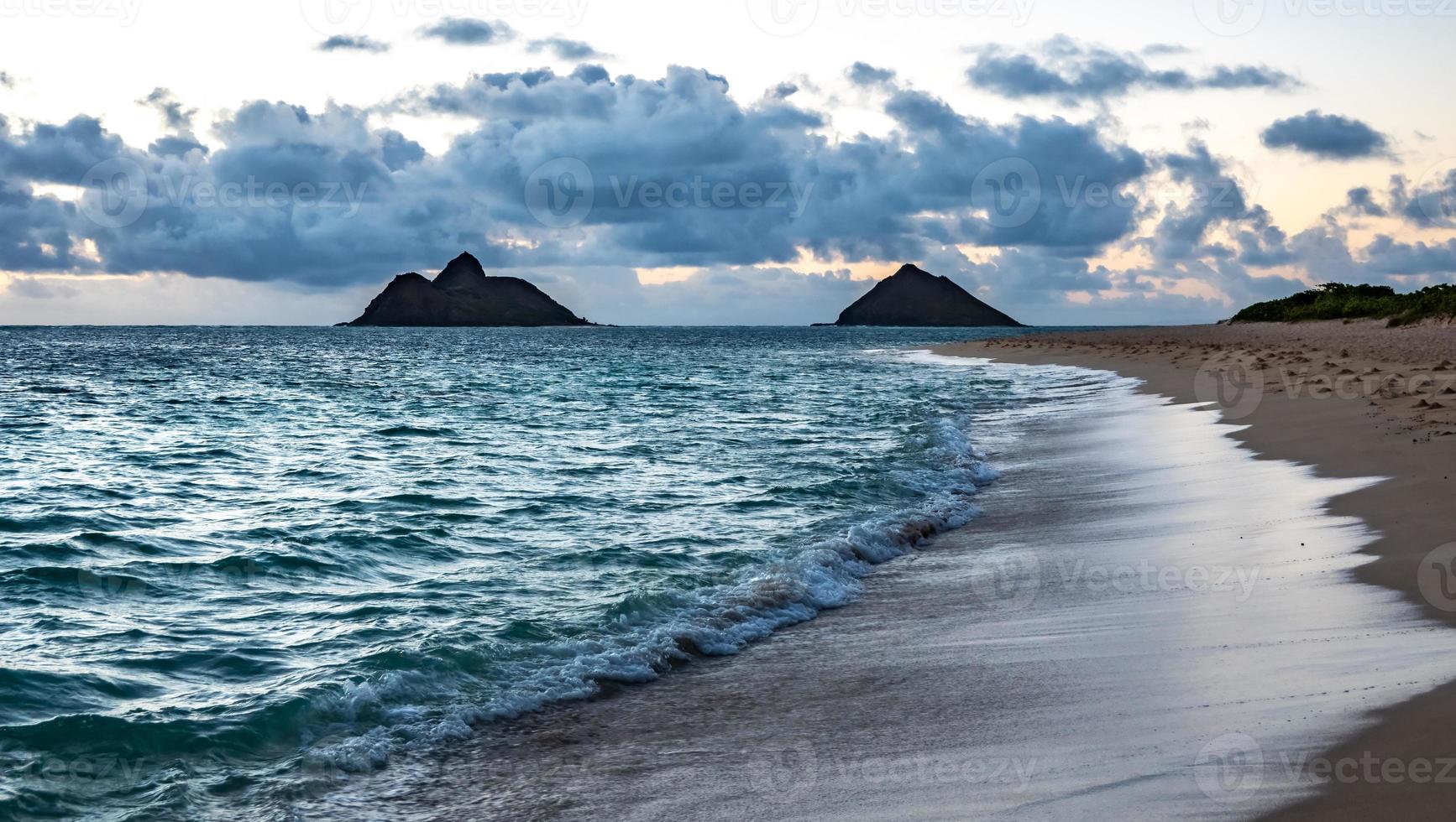 soluppgång och strand scener på ö av oahu hawaii foto