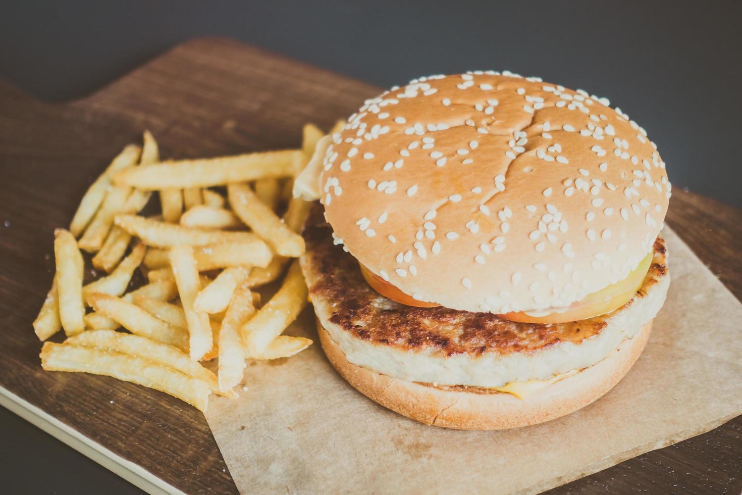 hamburgare och pommes frites foto