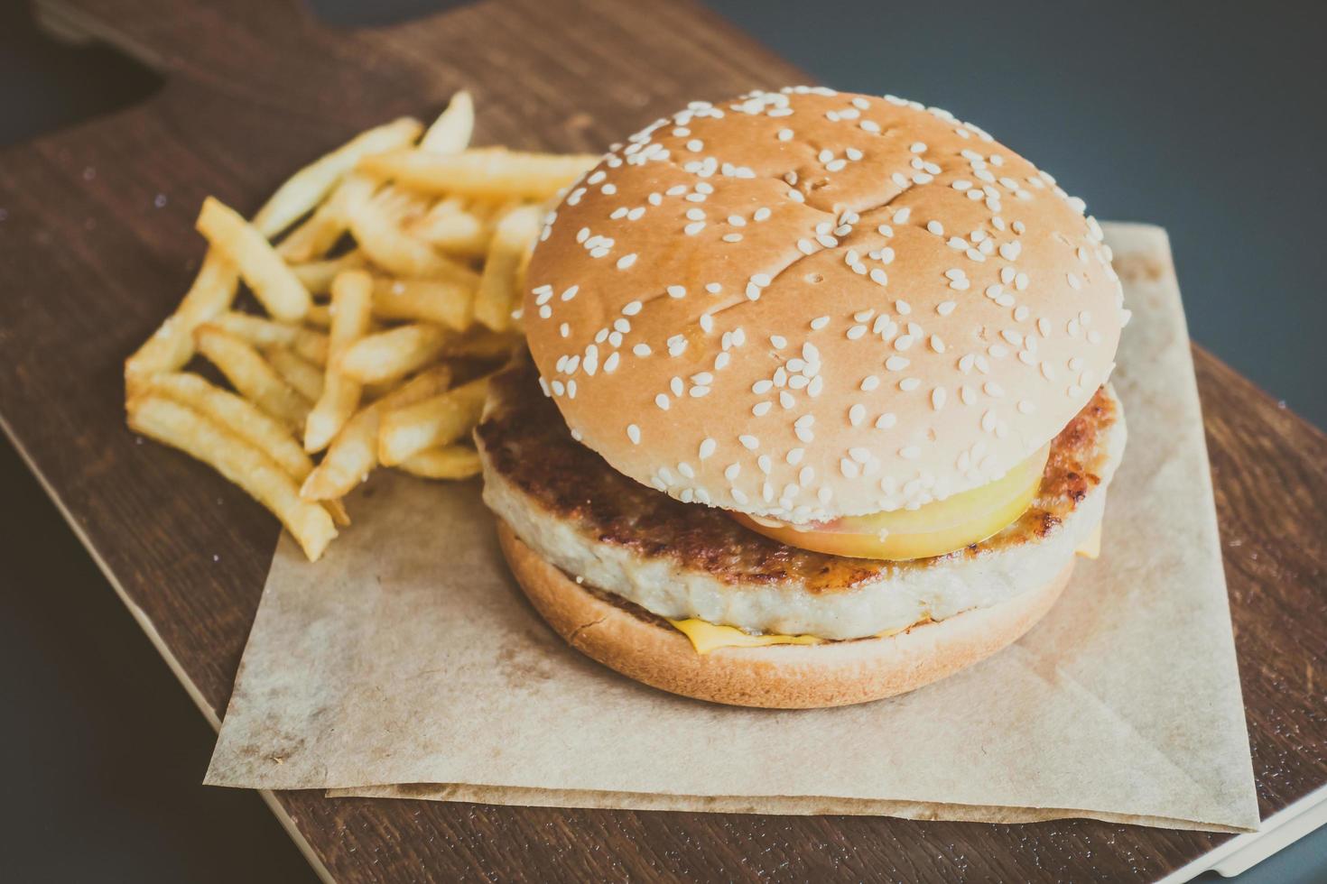 hamburgare och pommes frites foto