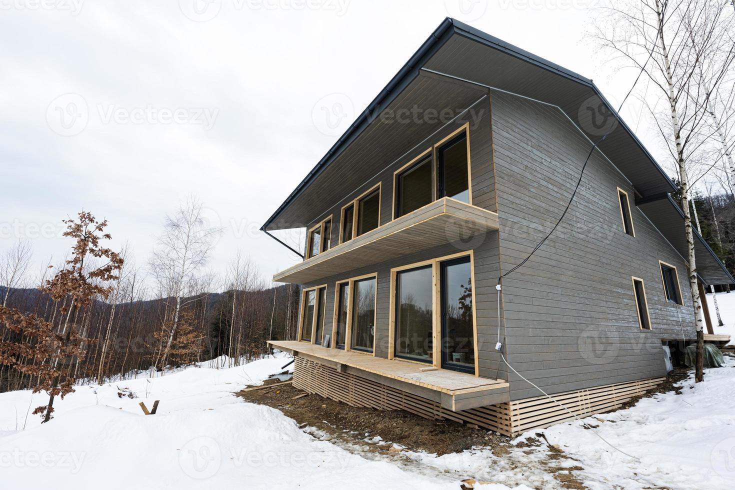 ensam trä- Land hus i snöig berg. själ helger. liv utan grannar. foto