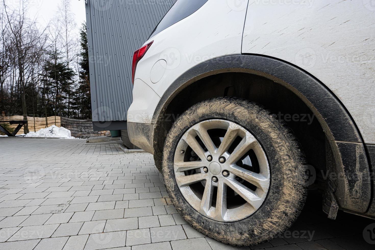 stänga upp lera smutsig hjul av av väg sUV bil. äventyr i berg. foto