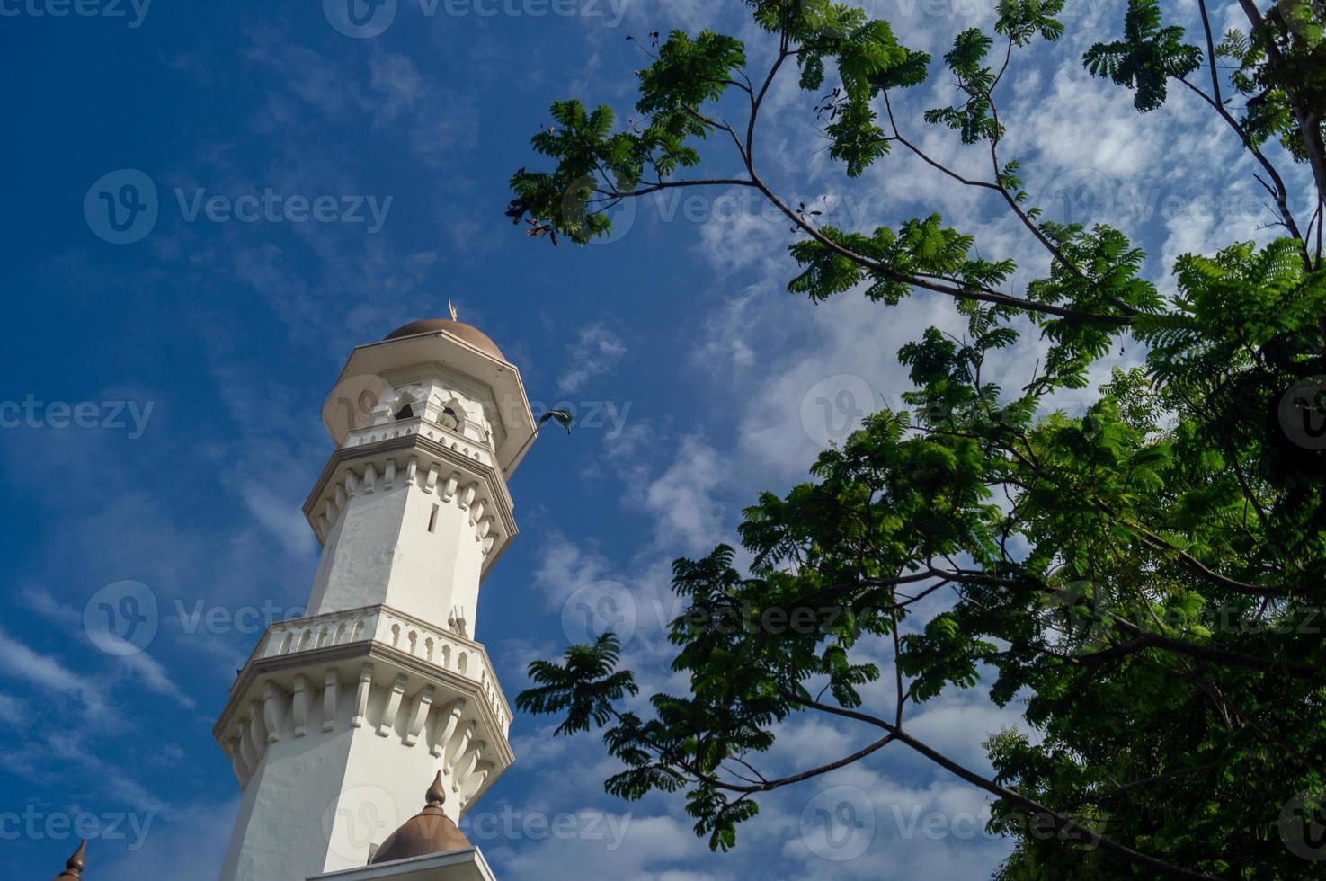 minaret kapitan keling moské med grön träd foto