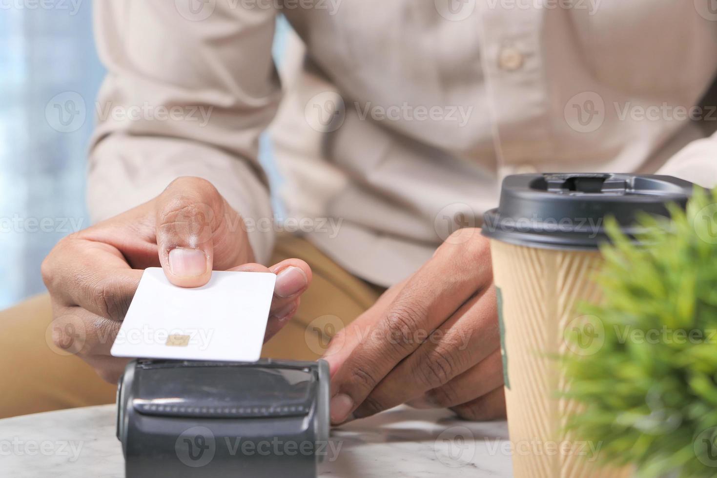 kontaktlös betalning med kreditkort för kaffe foto