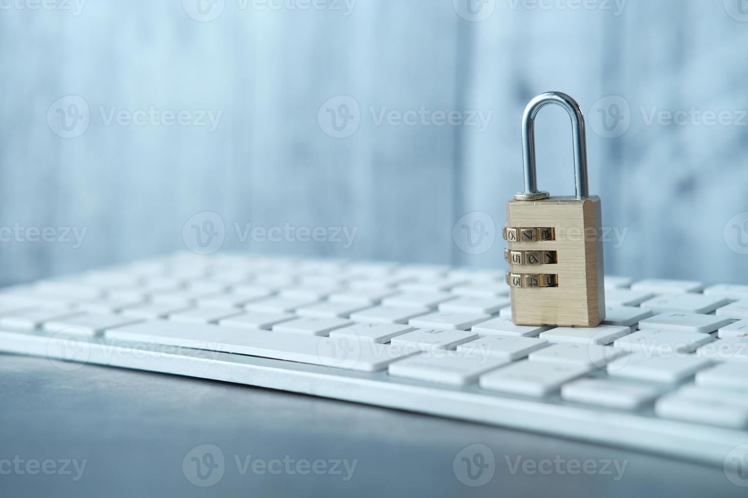 Internetsäkerhetskoncept med hänglås på datorns tangentbord foto