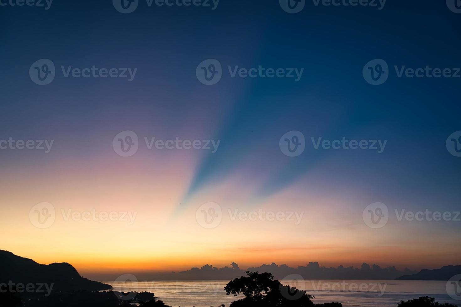 gyllene timmar efter solnedgång på beau vallon strand, mahe Seychellerna foto