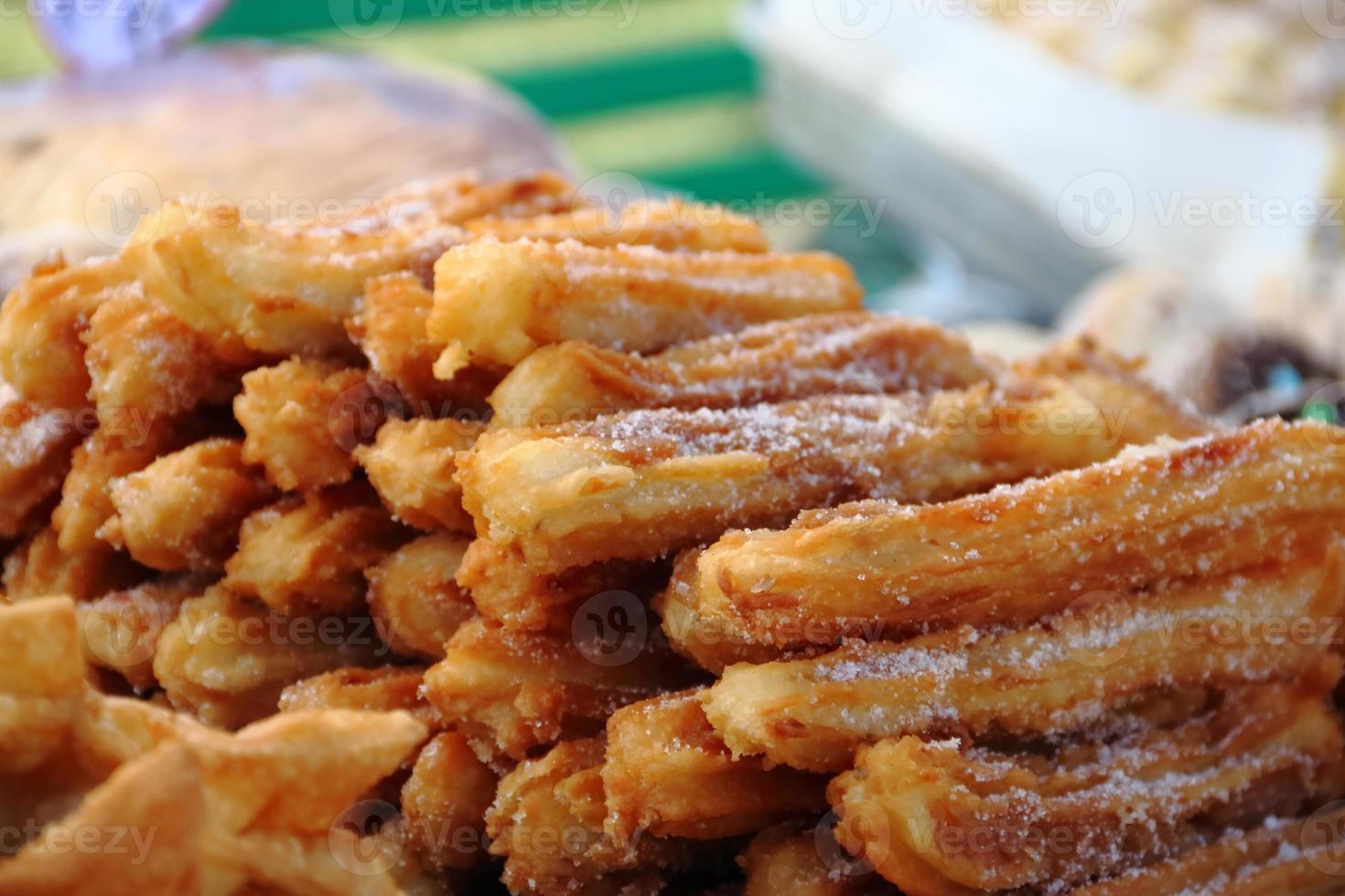 alfajores friterad kakor och churros för försäljning på de gata rättvis foto