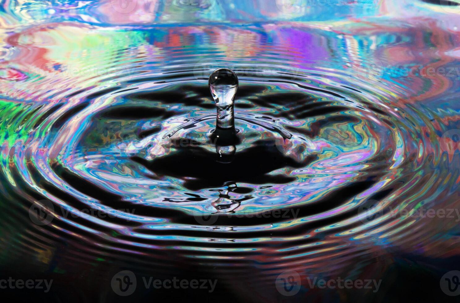 vatten droppar skapande krusning i flytande foto