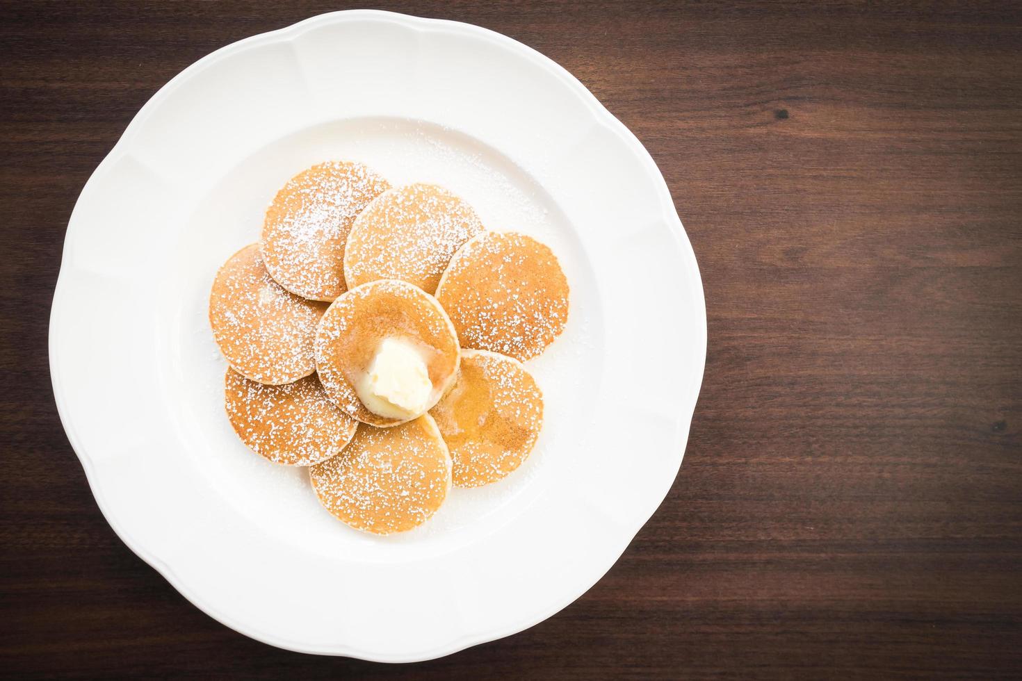 pannkaka med smör på toppen foto